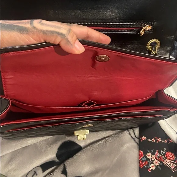 Elegant Black Quilted w/gold /hardware Chain Shoulder Bag - Picture 9 of 16